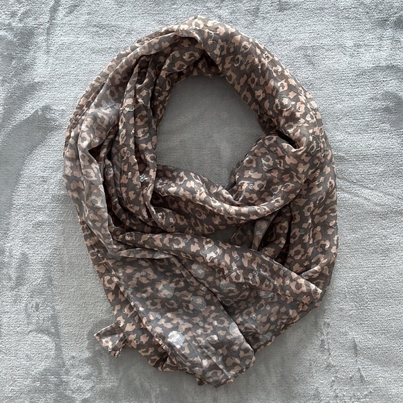 Lug Twist Lightweight Printed Shawl in Leopard Pearl - Picture 6 of 9